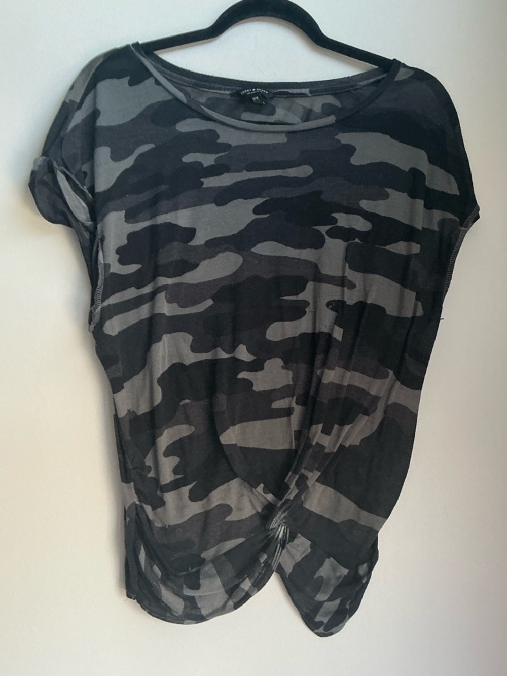 Lucky Brand Camo Twist Front Top Womens Medium Gray Black Short Sleeve